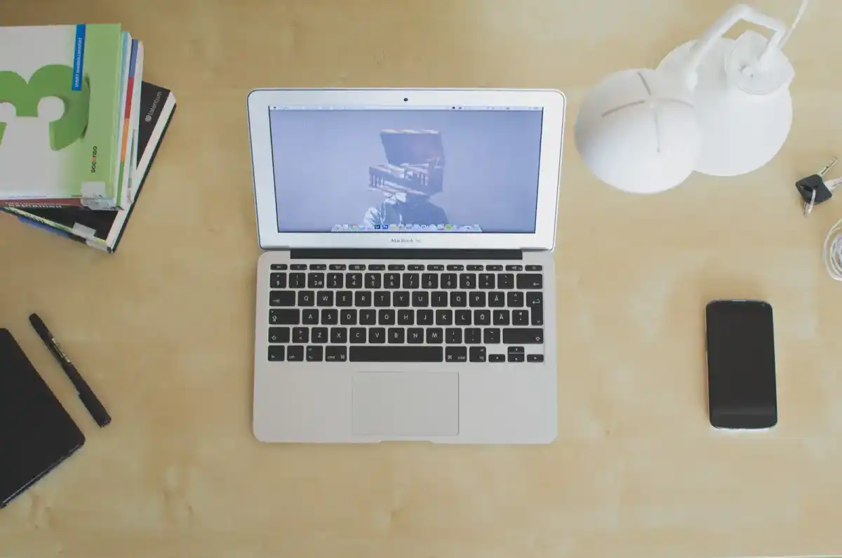 Werkplek met laptop